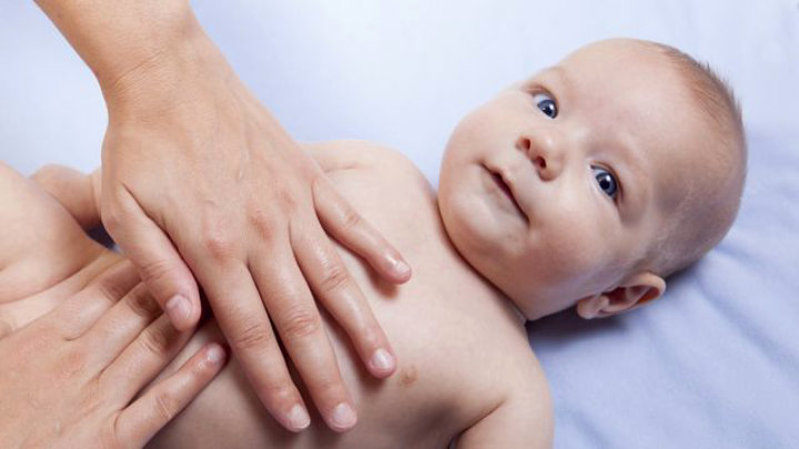 Menggosok Perut Bayi dengan Lembut