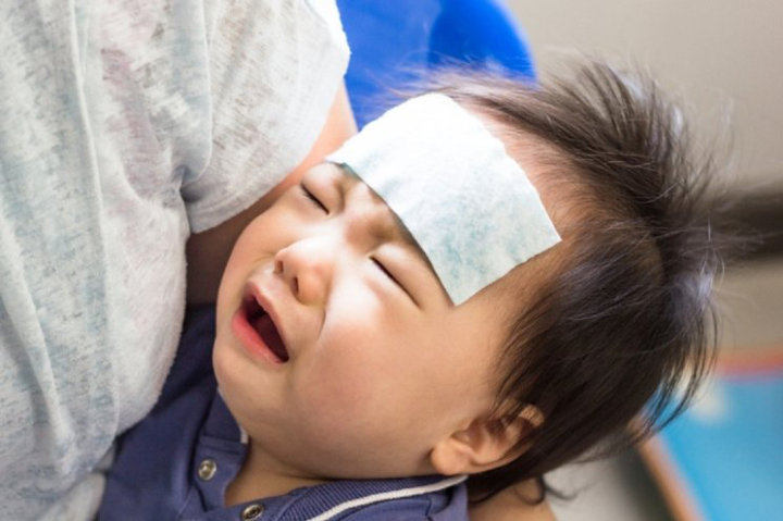 Kompres atau Mandikan Bayi dengan Air Hangat
