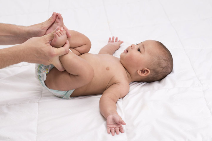 Gerakkan Kaki Bayi Seperti Mengayuh Sepeda