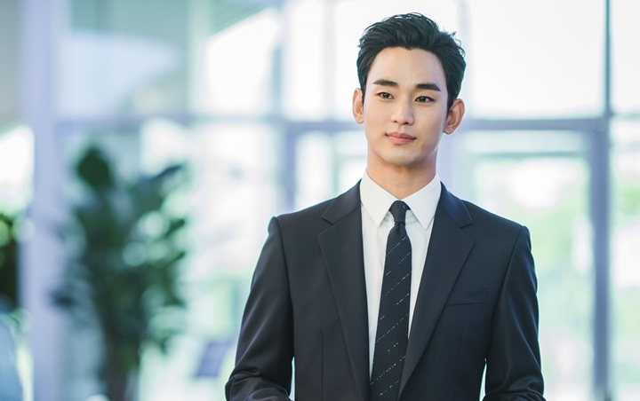 Kim Soo Hyun Dijuluki Ganteng Bego Usai Beri Jawaban di Jumpa Pers 'It's Okay To Not Be Okay' 