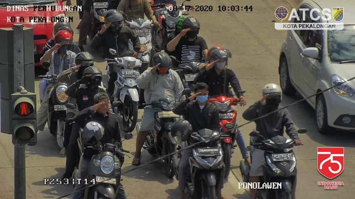 Begini Potret Nasionalisme RI, Rela Gelar Upacara di Jalan Raya Sampai Gajah Ikut Hormat Bendera-1
