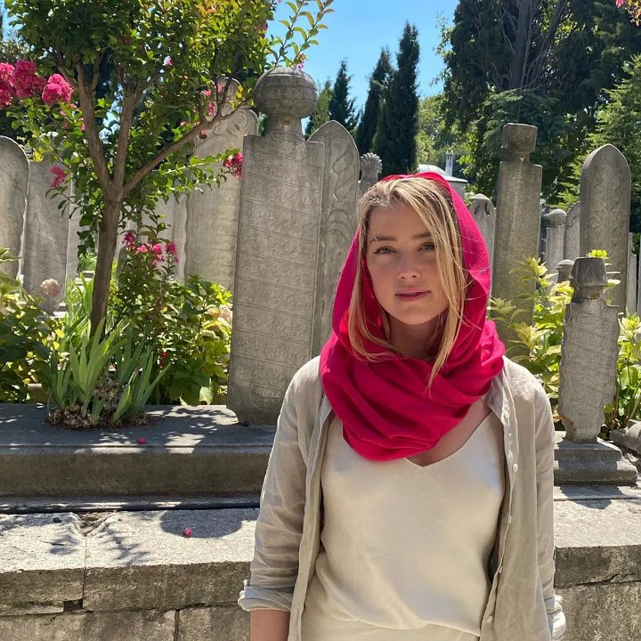 Amber Heard tuai kontroversi saat kunjungi masjid