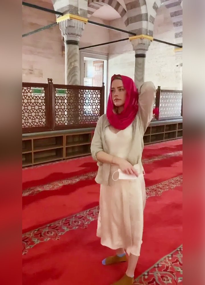 Amber Heard tuai kontroversi saat kunjungi masjid