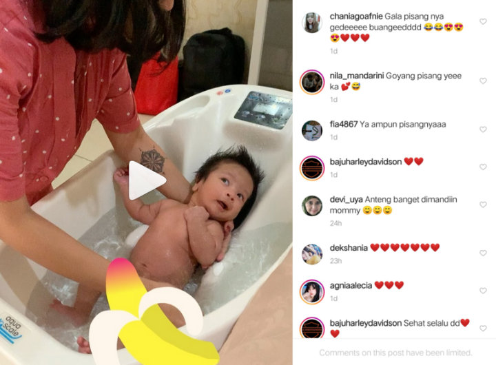 Vanessa Angel Asik Mandikan Baby Gala Sambil Joget, Emoji Pisang Goyang Jadi Sorotan