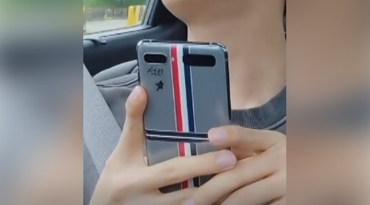 Stiker Ponsel Jin BTS Jadi Sorotan dan Picu Dugaan Ini
