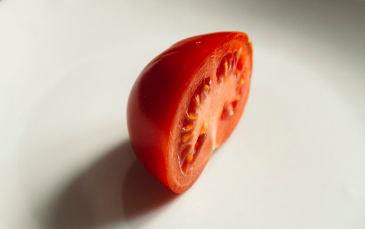 Bikin Wajah Jadi Kinclong, Ini 8 Manfaat Menakjubkan Buah Tomat Untuk Kecantikan