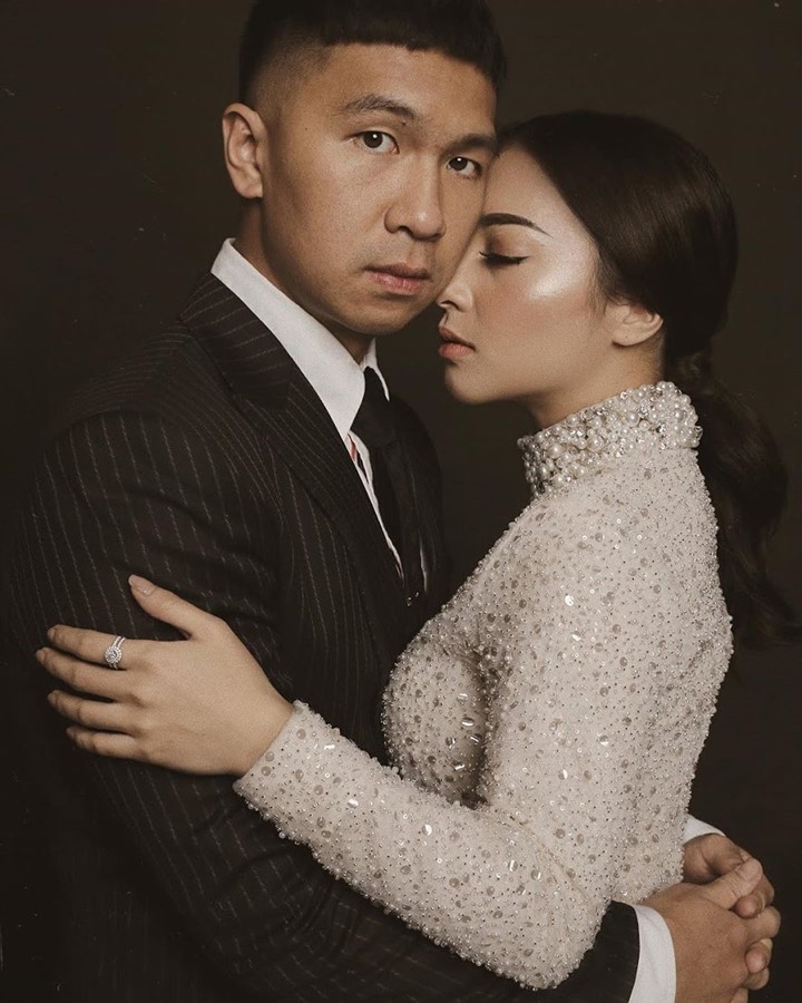 Potret Nikita dan Indra Saling Memeluk