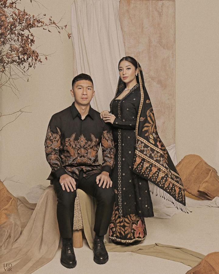 Potret Nikita dan Indra Kompak Mengenakan Batik