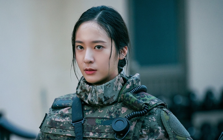 Krystal Gencar Promosi 'Search', Posting Video Uwu Pakai Seragam Militer