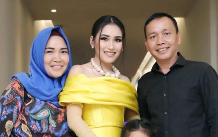 Drakor Aja Lewat, Gaya Gentle Ayah Ayu Ting Ting Peluk Istri di Ultah Nikah Bikin Baper