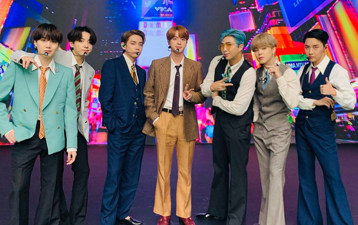 BTS Tampil Super Energik Tampikan 'Dynamite' Untuk Series Grammy 'Press Play'