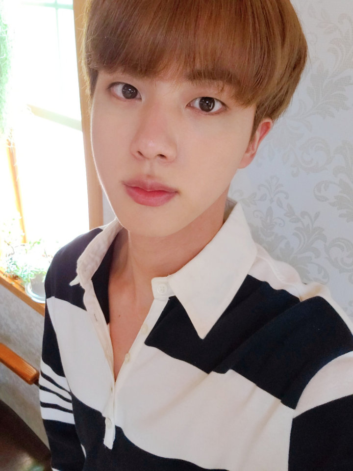 Niat Pamer, Selfie Baru Jin BTS Malah Bikin Netizen Pertanyakan Ini