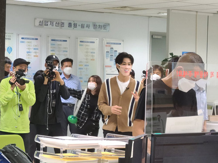 Yunho TVXQ Jadi Perhatian Usai Datangi Kantor Hak Paten Kenakan Masker Unik
