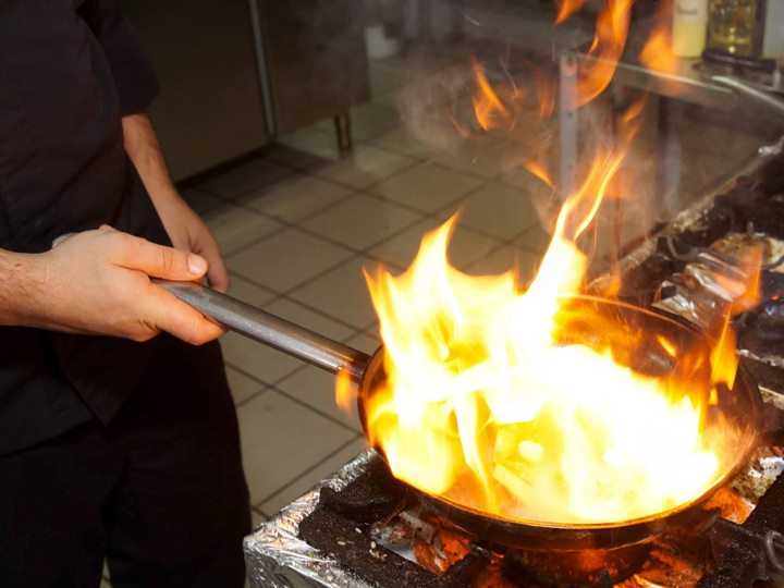 Memasak Dengan Api Besar