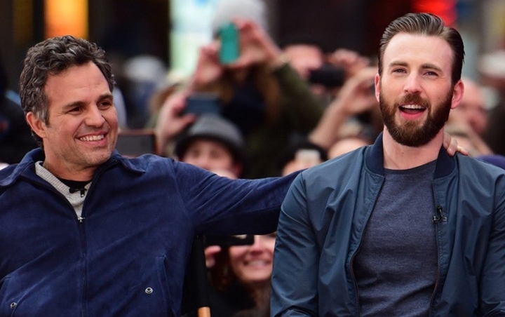 Begini Respons Mengejutkan Mark Ruffalo Usai Chris Evans Tak Sengaja Unggah Foto Bagian Intim