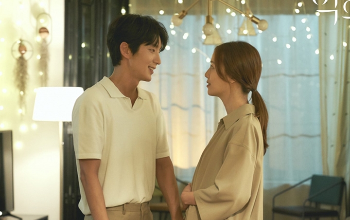 Adegan Ciuman Lee Jun Ki dan Moon Chae Won di 'Flower of Evil' Banjir Pujian