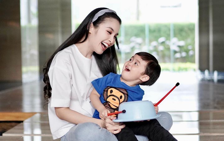 Pakai Baju Renang, Potret Lucu Putra Sulung Sandra Dewi Saat Asik Stretching Bikin Ngakak 