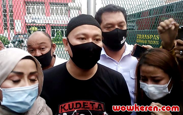 Momen Kebebasan Vicky Prasetyo Dari Penjara Penuh Haru, Sang Bunda Sampai Takbir