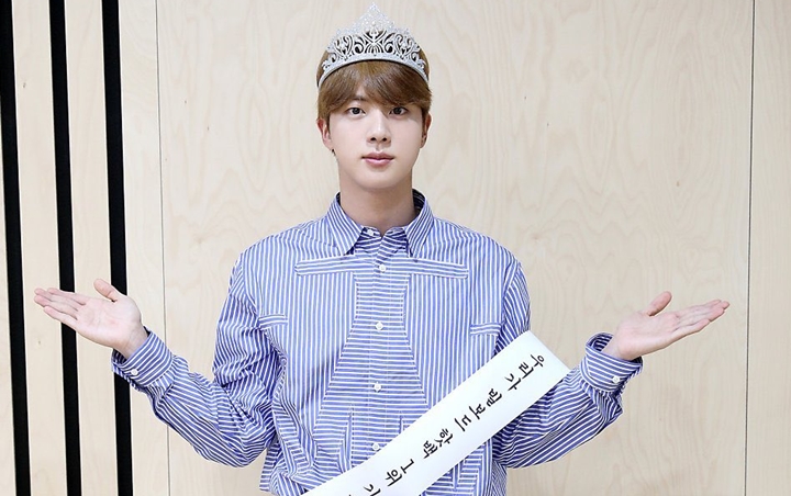 Jin BTS Pamer Selfie Ganteng Banget Tapi Malah Sambat Masalah Ini
