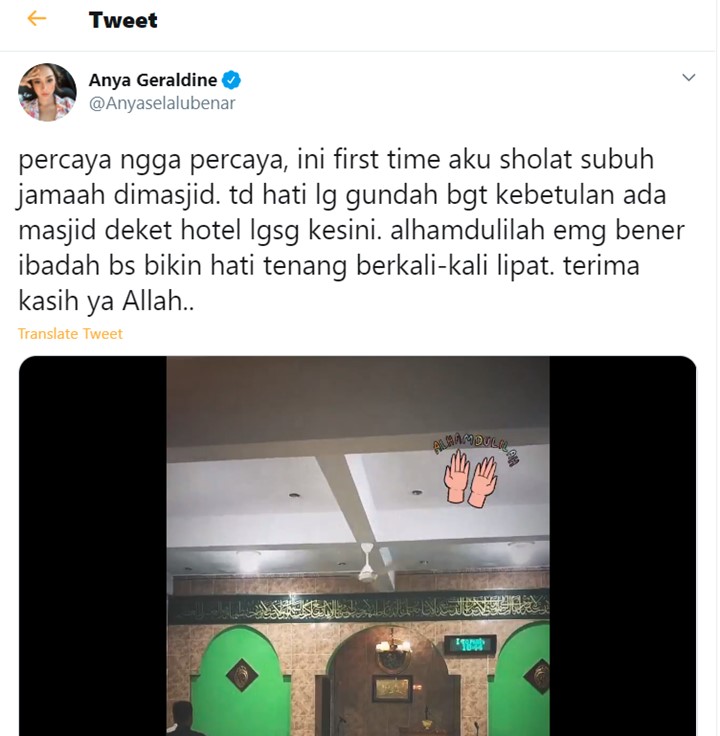 Anya Geraldine Salat Subuh di Masjid
