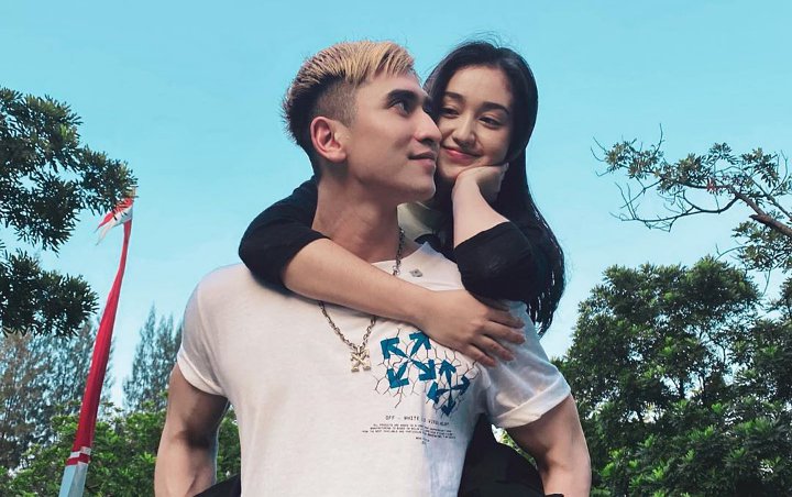 Girang Dapat Kado Spesial, Verrell Bramasta Beri Pelukan Ke Ranty Maria