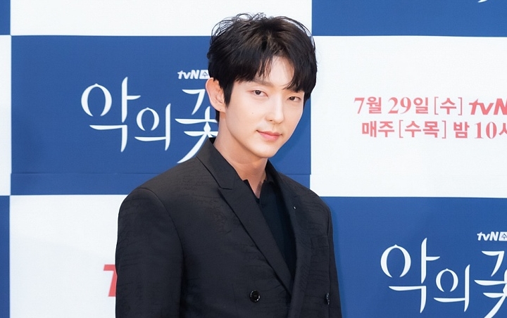 Syuting 'Flower of Evil' Berakhir, Lee Jun Ki Diberi Kejutan Manis Staf