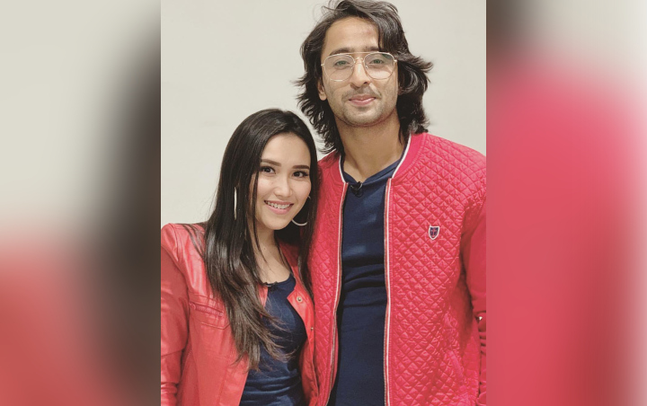 Ayu Ting Ting Balas Sapaan Shaheer Sheikh 'Mantan' Pakai Kode Ini, Fans Goda CLBK