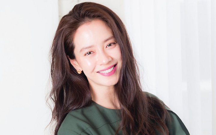 Dandanan dan Busana Song Ji Hyo di Acara Resmi Dikritik Habis-Habisan