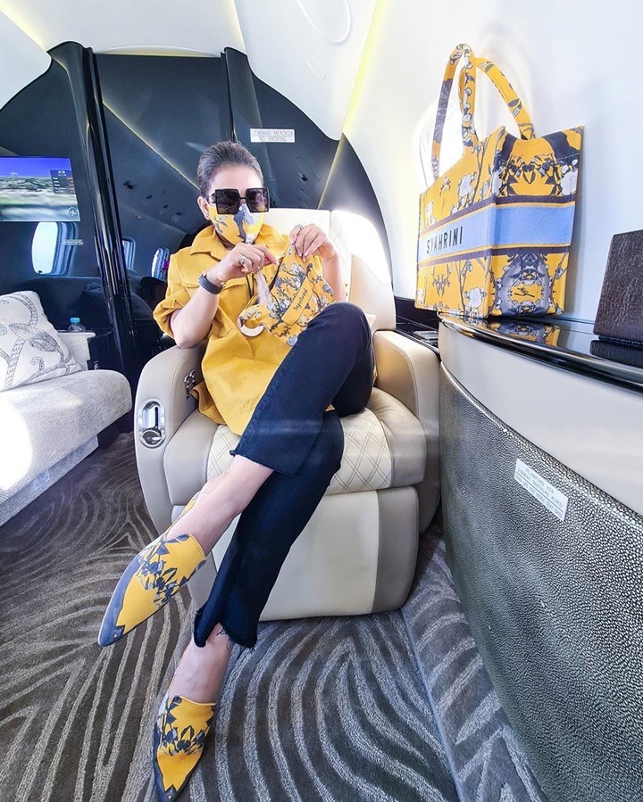  Syahrini Naik Jet Pribadi