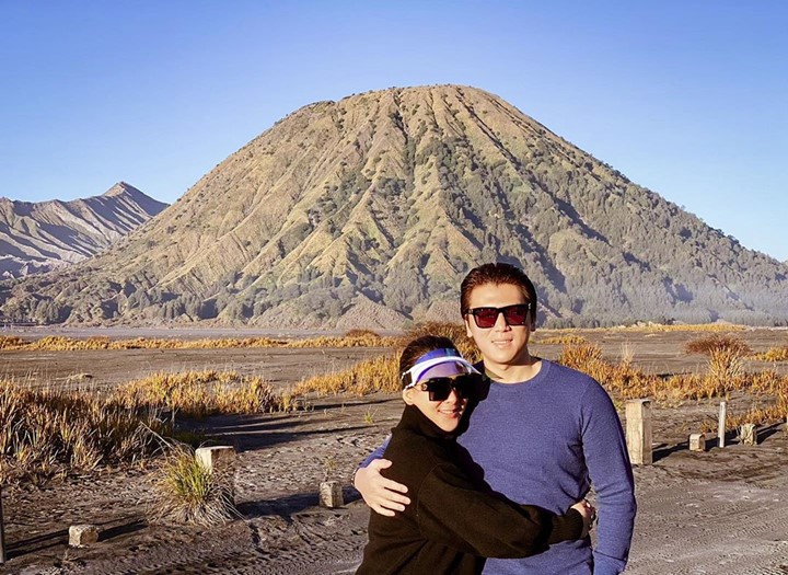 Kemesraan Syahrini dan Reino Barack