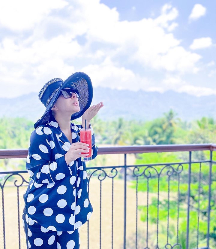 Syahrini Menikmati Pagi di Kawasan Borobudur