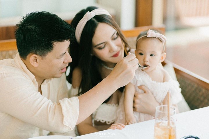 Claire Makan Kue Ultah Sang Papa