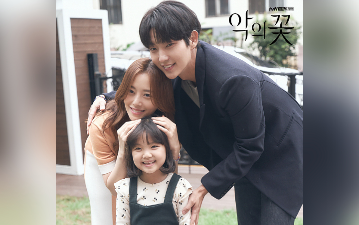 Moon Chae Won Sulit Peluk Lee Jun Ki di Lokasi 'Flower of Evil', Ternyata Solusinya Mudah