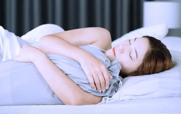 Tak Sekedar Bikin Nyaman, Tidur dengan Memeluk Guling Ternyata Juga Punya 7 Manfaat Kesehatan Ini