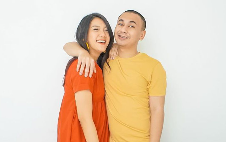 Raditya Dika Pamer Foto Lawas Bareng Istri, Ekspresi Aneh Tuai Reaksi Kocak Netter