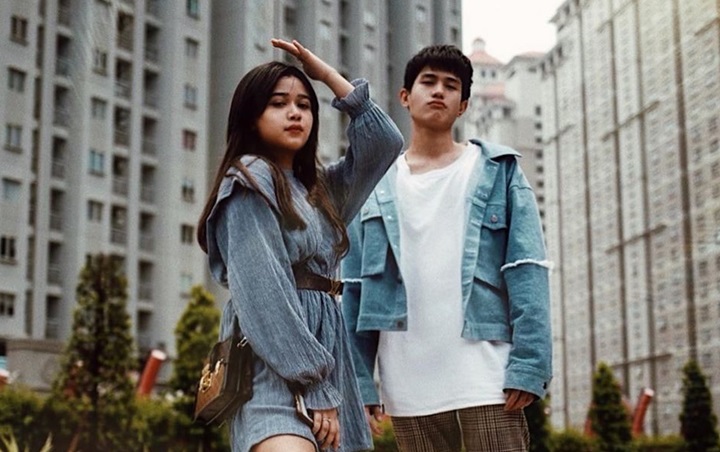 Akun gosip Lambe Turah membagikan video TikTok Julian Jacob bersama Brisia Jodie. Keduanya nampak tak segan mengumbar kemesraan yang justru mendapat reaksi sinis dari netizen.