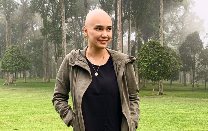Feby Febiola diketahui menggundul rambutnya pasca melakukan kemo karena kanker ovarium yang ia derita. Lantas belum lama ini ia tampil menakjubkan saat menjajal mengenakan rambut palsu.