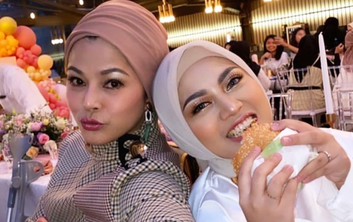 Hubungan Rachel Vennya dan sang ibunda, Viens Tasman, dikenal sangat harmonis. Namun belum ini, warganet menyadari apabila Viens berhenti mengikuti Instagram sang putri.