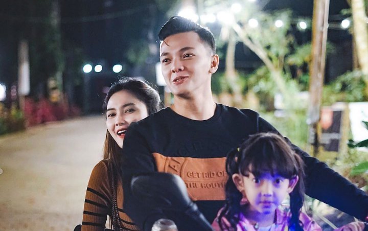 Nella Kharisma tampil bak penembak seksi di wahana wisata bersama sang suami, Dory Harsa. Keduanya liburan seru di alam bebas dan sempat memperlihatkan aksi mesra hingga didoakan soal punya momongan.