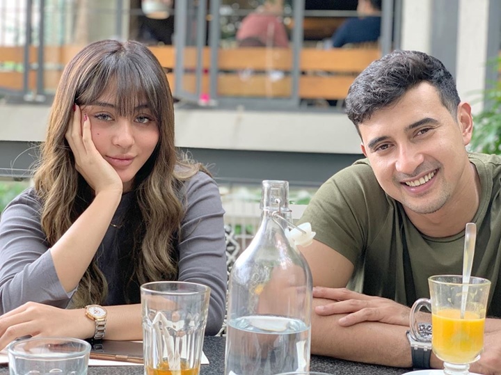 Foto Ali Syakieb dan Margin Wieheerm Saat Go Public