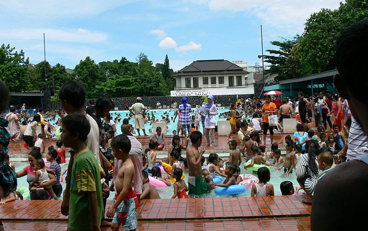 Saingi Wuhan, Warga Sumut Gelar Pesta Kolam Renang di Tengah Pandemi