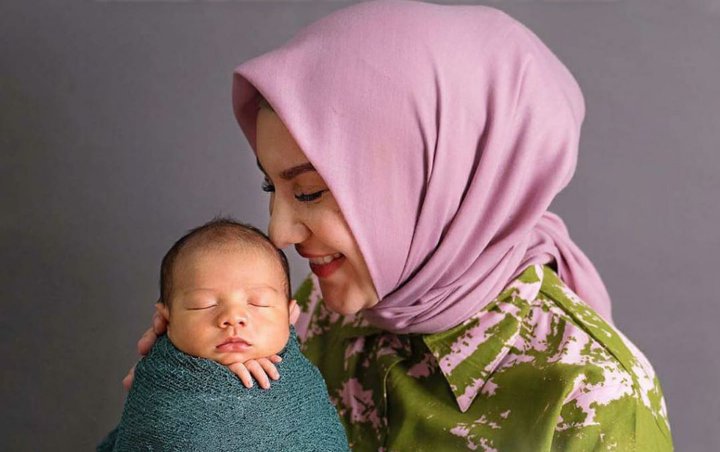 Irish Bella Pamer Momen Berjemur Bareng Sang Bayi, Dikira Lepas Hijab Hingga Jadi Perdebatan