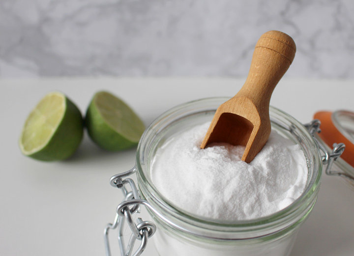 Bersihkan Grout dengan Baking Soda