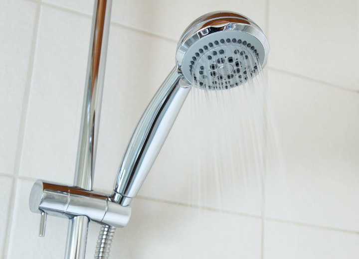 Bersihkan Shower dan Bak Mandi Hingga Sela-Sela Tersempit