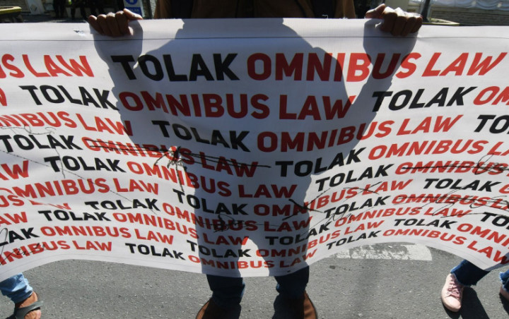 Benarkah Poin-poin 'Bermasalah' Omnibus Law yang Picu Kemarahan Rakyat Cuma Hoaks?