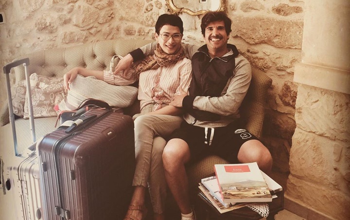 Masuk Akun Gosip, Foto Oscar Lawalata Selfie Cantik Bareng Pacar Cowok