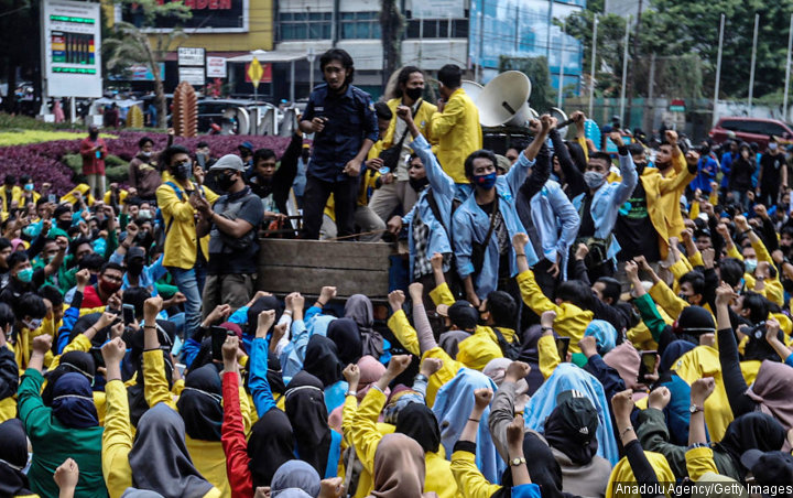 Hujan Batu Hingga Pagar Jebol, Aksi Tolak UU Cipta Kerja Berakhir Rusuh di Sejumlah Daerah