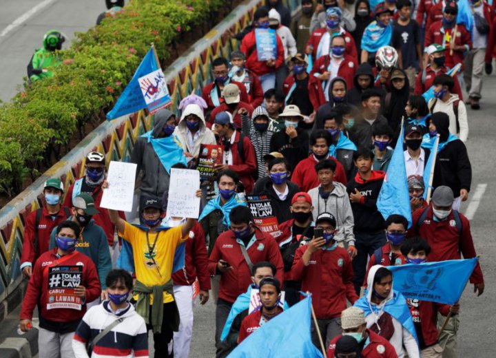 Turun dari Kendaraan Untuk Menunjukkan Empati