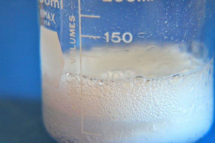 Bersihkan dengan Cuka dan Baking Soda