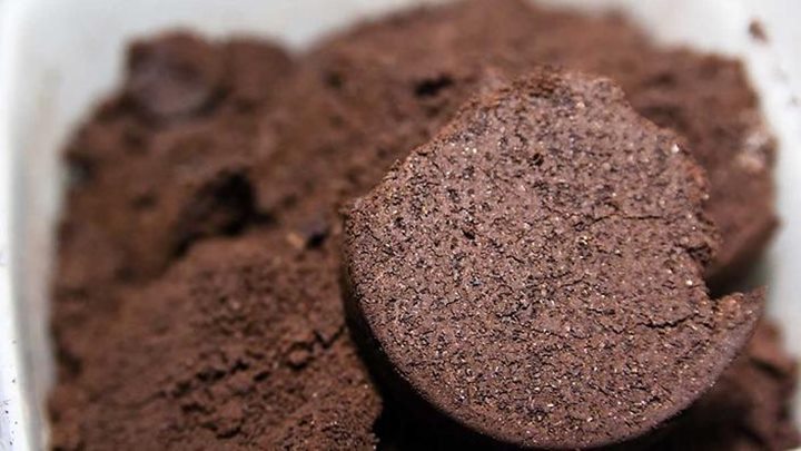 Tuang Ampas Kopi di Lubang Toilet
